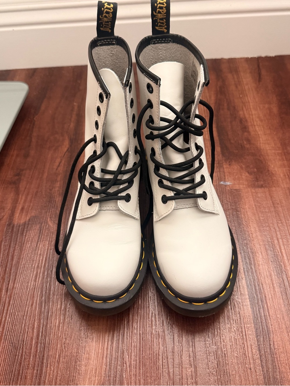 Dr. Martens 1460 White Smooth
Leather 8-Eye Combat Boots
Women's US 6 EU 37